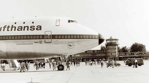 ein Flugzeug am Flughafen in schwarz-weiß | Bild: Airport Nürnberg