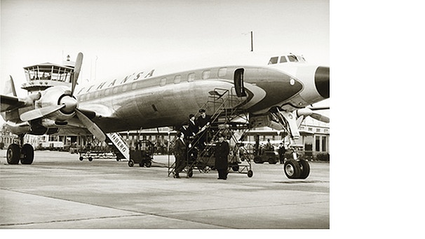 ein Flugzeug am Flughafen in schwarz-weiß | Bild: Airport Nürnberg