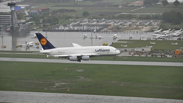 Flugzeug hebt von Startbahn ab | Bild: Airport Nürnberg