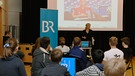 Sportreporterin Julia Büchler spricht vor den Schülern | Bild: BR