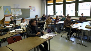 Blick in einen besetzten Klassenraum am Gymnasium in Herzogenaurach | Bild: BR Fernsehen