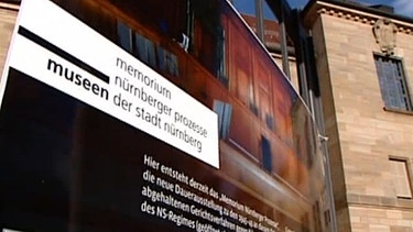 Schild am Eingang Memorium Nürnberger Prozesse | Bild: BR