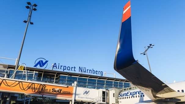 ein Flugzeugflügel vor dem Flughafen | Bild: Airport Nürnberg