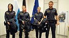 Polizisten mit blauen Uniformen | Bild: BR-Studio Franken/Andreas Schuster