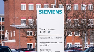 Siemens-Schild vor einem Werksgebäude in der Vogelweiherstraße in Nürnberg | Bild: picture-alliance/dpa