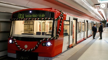 Geschmückte fahrerlose U-Bahn Nürnberg zur Einweihung 2008 | Bild: picture-alliance/dpa
