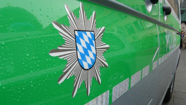 Polizeiabzeichen auf einem Polizeiauto | Bild: BR-Studio Franken/Franz Engeser