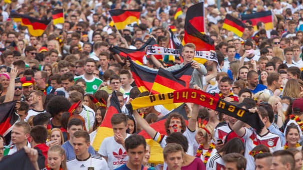 Public Viewing zum ersten Deutschland-Spiel am Flughafen in Nürnberg | Bild: News5