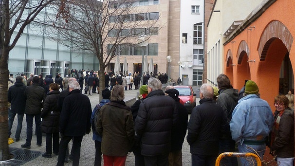 Vor dem Neuen Museum steht eine lange Schlange von Menschen, die alle Karte für den Vortrag wollen | Bild: BR-Studio Franken/Weininger Eva