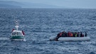 Boot des Seenotrettungskreuzers Minden rettet am 10.03.2016 auf dem Mittelmeer ein Flüchtlingsboot | Bild: picture-alliance/dpa