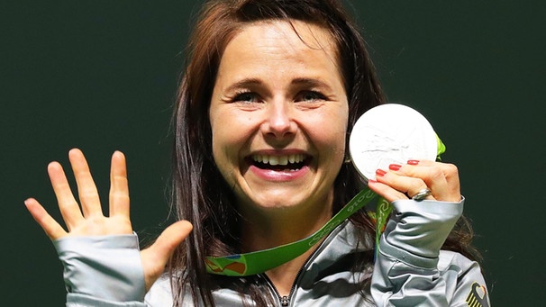 Monika Karsch mit Silbermedaille von Rio | Bild: dpa-Bildfunk