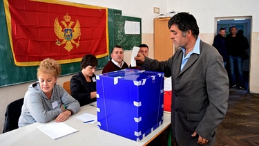 An der Wahlurne | Bild: picture-alliance/dpa/Boris Pejovic