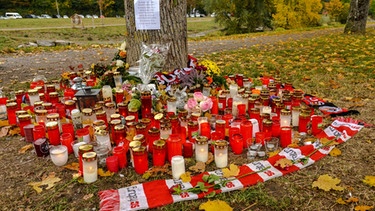 Kerzen der Trauer am Tatort nach Mord an Freiburgerin | Bild: picture alliance / Winfried Rothermel