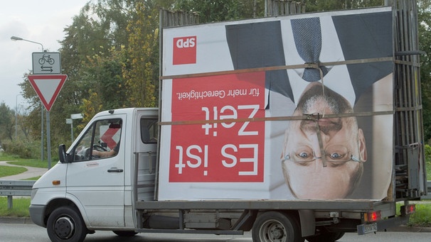 Ein abgebautes Wahlplakat mit dem SPD-Kanzlerkandidaten Martin Schulz wird abtransportiert | Bild: dpa-Bildfunk/Stefan Sauer