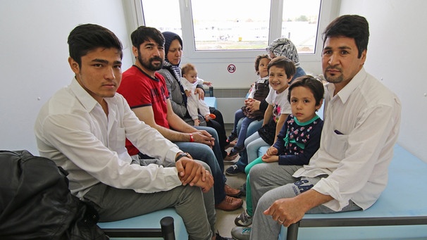 Archivbild: Eine afghanische Flüchtlingsfamilie in der Zentralen Aufnahmestelle für Flüchtlinge | Bild: picture alliance / dpa