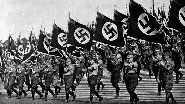 Einmarsch der Fahnen am 5. Parteitag der NSDAP ("Parteitag des Sieges") in Nuernberg, 1. bis 3. September 1933  | Bild: picture-alliance/dpa