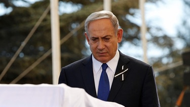 Israels Regierungschef Netanjahu vor dem Grab von Shimon Peres | Bild: picture-alliance/dpa