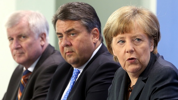 Von links: Der bayerische Ministerpräsident Horst Seehofer (CSU), Bundeswirtschaftsminister Sigmar Gabriel (SPD, l-r), Bundeskanzlerin Angela Merkel (CDU)  | Bild: pa/dpa