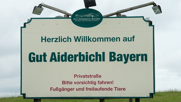 "Gut Aiderbichl Bayern" steht auf einem Schild vor dem Gnadenhof Gut Aiderbichl nahe Deggendorf  | Bild: pa/dpa/Armin Weigel