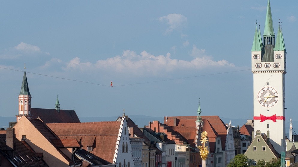 Extremsportler Lukas Irmler balanciert in Straubing über eine 169 Meter lange Leine | Bild: picture-alliance/dpa/Armin Weigel