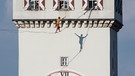 Extremsportler Lukas Irmler balanciert in Straubing über eine 169 Meter lange Leine | Bild: picture-alliance/dpa/Armin Weigel