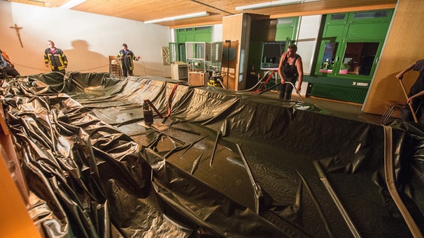 Schule in Ruhmannsfelden von Unwetter beschädigt | Bild: pa/dpa/Armin Weigel