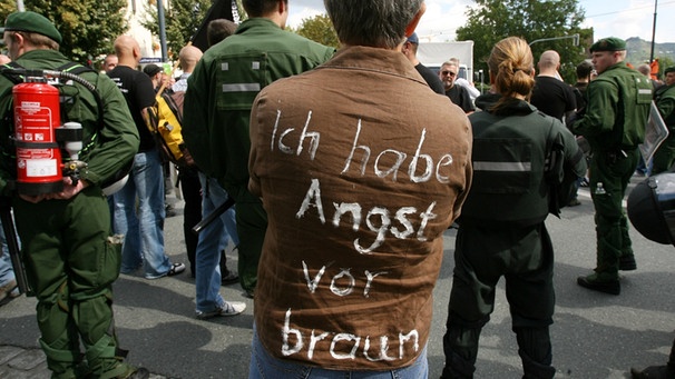 NPD-Demo in Jena: Mann mit braunem Hemd mit Aufschrift "Ich habe Angst vor braun" | Bild: picture-alliance/dpa