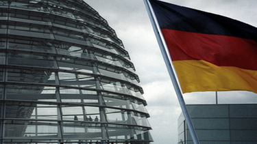 Kuppel des Reichstags; Deutschland-Flagge | Bild: picture-alliance/dpa; Montage: BR