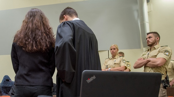 Die Angeklagte Beate Zschäpe (l) steht am 24.09.2015 im Gerichtssaal in München neben ihrem Anwalt Mathias Grasel  | Bild: picture-alliance/dpa
