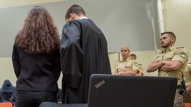 Die Angeklagte Beate Zschäpe (l) steht am 24.09.2015 im Gerichtssaal in München neben ihrem Anwalt Mathias Grasel  | Bild: picture-alliance/dpa