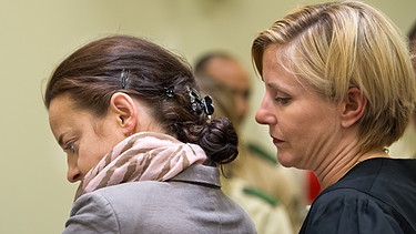 Die Angeklagte Beate Zschäpe (l) im Gerichtssaal in München, hinter ihr steht ihre Anwältin Anja Sturm - beide blicken zu Boden | Bild: picture-alliance/dpa