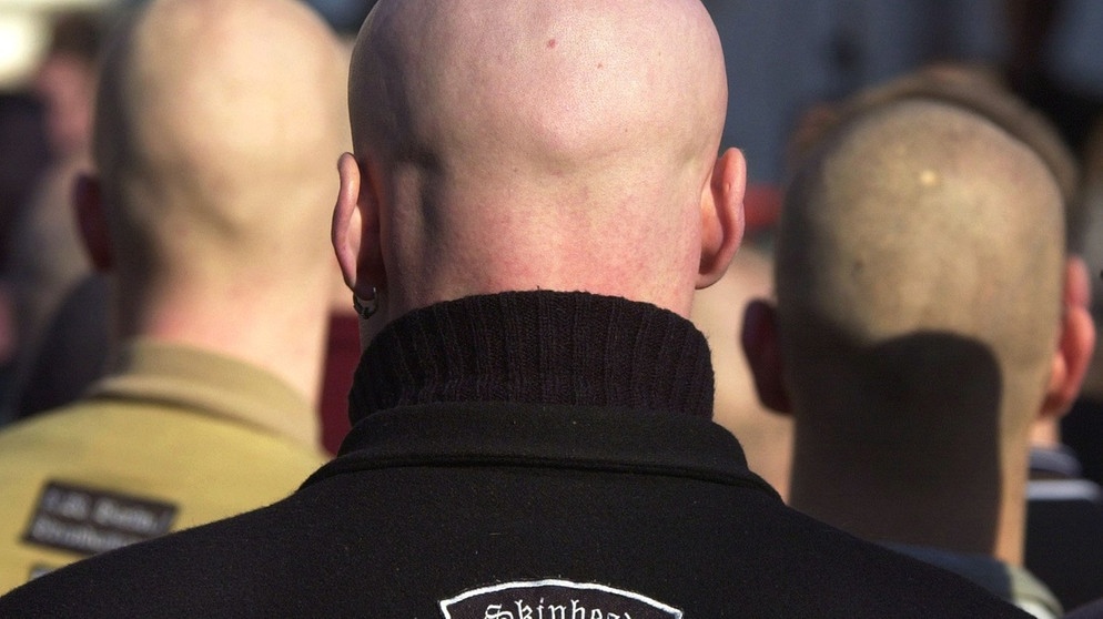 Drei Skinheads bei einer Demonstration | Bild: picture-alliance/dpa