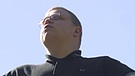 Der ehemalige Vizevorsitzende des Thüringer NPD-Landesvorstands, Tino Brandt, aufgenommen am 23.05.2001 in Ilmenau: Er steht an einem sonnigen Tag an einem Geländer und blickt in die Ferne | Bild: picture-alliance/dpa