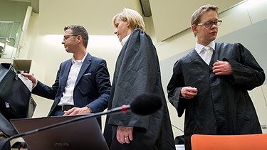 Die Anwälte der Angeklagten Beate Zschäpe, Wolfgang Stahl (l), Wolfgang Heer (r) und Anja Sturm stehen am 22.07.2014 im Gerichtssaal in München zusammen  | Bild: picture-alliance/dpa