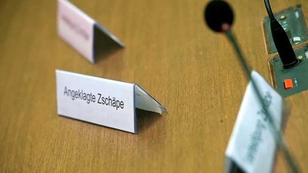 NSU-Prozess: Schild mit Aufschrift "Angeklagte Zschäpe" | Bild: picture-alliance/dpa