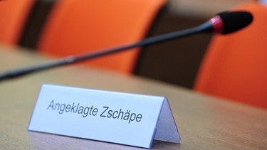 Schild mit Aufschrift "Angeklagte Zschäpe" | Bild: picture-alliance/dpa
