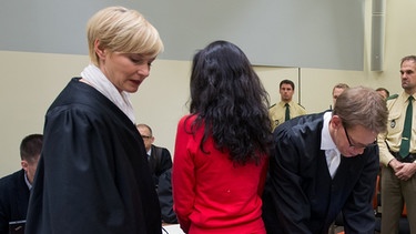 Die Angeklagte Beate Zschäpe zwischen ihren Anwälten Anja Sturm und Wolfgang Heer | Bild: picture-alliance/dpa