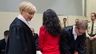 Die Angeklagte Beate Zschäpe zwischen ihren Anwälten Anja Sturm und Wolfgang Heer | Bild: picture-alliance/dpa