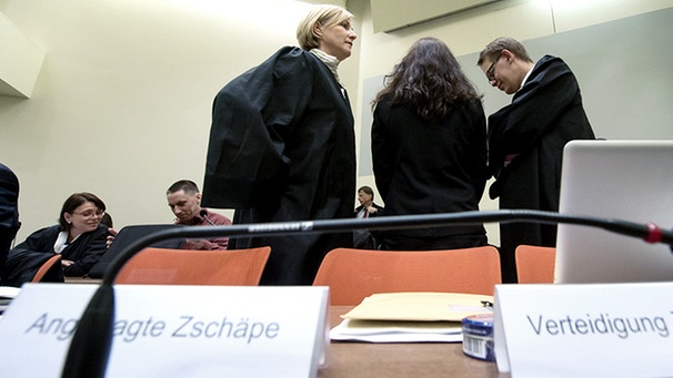 Angeklagte Beate Zschäpe mit ihren Verteidigern am 14.10.14 im Gerichtssaal in München | Bild: dpa-Bildfunk
