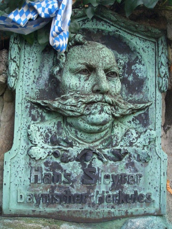 Grabstein Hans Steyrer, Ostfriedhof München | Bild: wikipedia creative commons