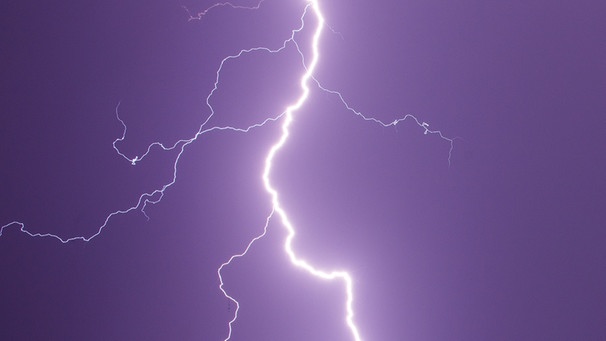 Ein zuckender Blitz, dunkler Unwetterhimmel  | Bild: picture-alliance/dpa
