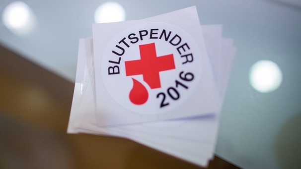 Aufkleber mit der Aufschrift "Blutspender 2016" | Bild: picture-alliance/dpa/Maja Hitij