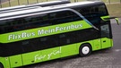 Ein Reisebus des Unternehmens ""FlixBus Mein Fernbus" steht auf einem Parkplatz.  | Bild: picture-alliance/dpa