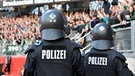 Symbolbild: Polizisten beobachtet im Stadion Fans nach einem Fußballspiel | Bild: picture-alliance/dpa/Eibner-Pressefoto