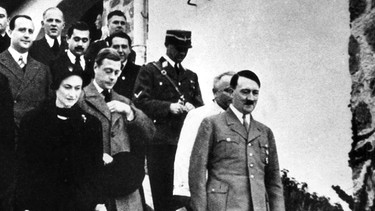 Adolf Hitler (vorne rechts) empfängt ausländische Gäste in Obersalzberg.  | Bild: picture-alliance/dpa