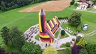 Verhüllte Kirche Sankt Coloman in Kirchseeon  | Bild: picture-alliance/dpa/Sven Hoppe