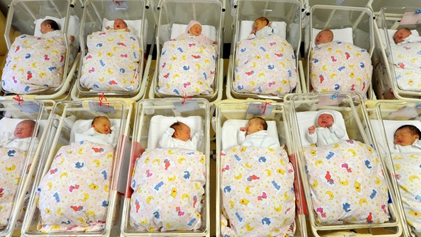 Neugeborene in einem Krankenhaus (Symbolbild) | Bild: picture-alliance/dpa/Waltraud Grubitzsch