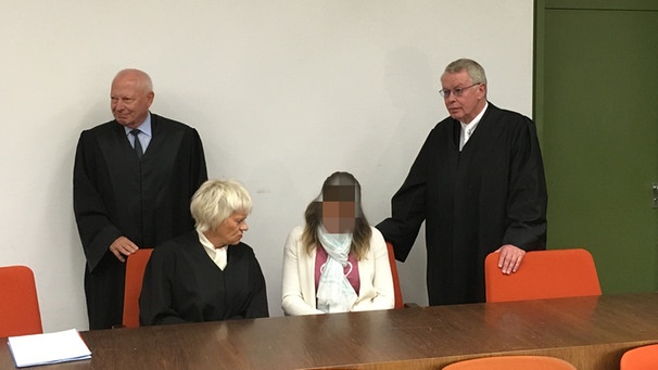 Prozess um Messerstecherei auf der Wiesn: Die Angeklagte sitzt zwischen ihren Anwälten. | Bild: Julia Binder / BR