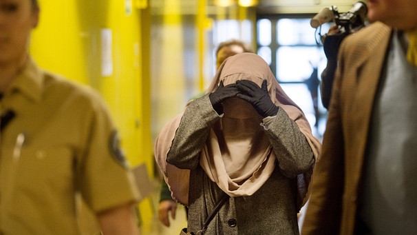 Die als Zeugin geladene Muslima am 17. März 2016 mit Gesichtsschleier im Münchner Landgericht;  | Bild: dpa-Bildfunk/Andreas Gebert