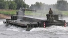 Pioniere überqueren Fluss | Bild: Bundeswehr